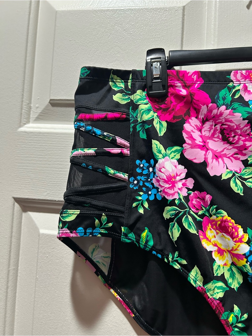 Torrid High Rise Lattice Side Black Floral Bikini Bottoms Size 3X - Picture 4 of 9